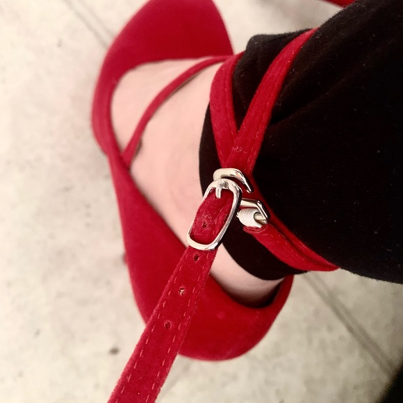 Woman’s heels - Picture 3 of 6